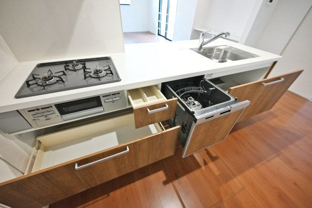 テラシエ西昆陽1丁目新築一戸建て│4LDK+駐車1台可のキッチン|お料理を盛りつけるのに便利な広いワークトップと大きなお鍋もスッポリ入る収納スペース付。もちろん食洗機もあるので便利ですね。