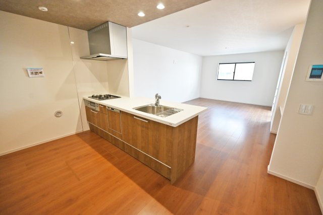 テラシエ西昆陽1丁目新築一戸建て│4LDK+駐車1台可のキッチン|キッチン上部にはダウンライト付きの折り下げ天井を配置して広がりある空間を演出。