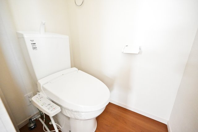 テラシエ西昆陽1丁目新築一戸建て│4LDK+駐車1台可のトイレ|寒い日でも快適に利用できる温水洗浄便座付トイレです。