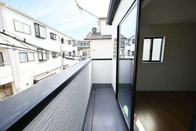 テラシエ西昆陽1丁目新築一戸建て│4LDK+駐車1台可のバルコニー|バルコニーは洗濯物を干すだけでなく、気分転換にのんびりできるのもいいですね。