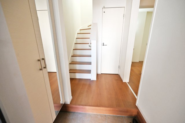 テラシエ西昆陽1丁目新築一戸建て│4LDK+駐車1台可の玄関|玄関横には収納スペース有。家族みんなの靴を収納できます。毎日使う場所だからキレイに片付けておきたいですね。