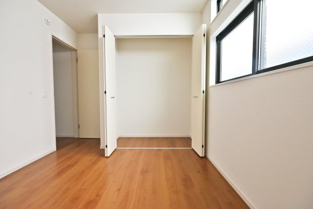 テラシエ西昆陽1丁目新築一戸建て│4LDK+駐車1台可の洋室|洋室5.2帖。クローゼット付きですのでお部屋をスッキリと片づけできます。