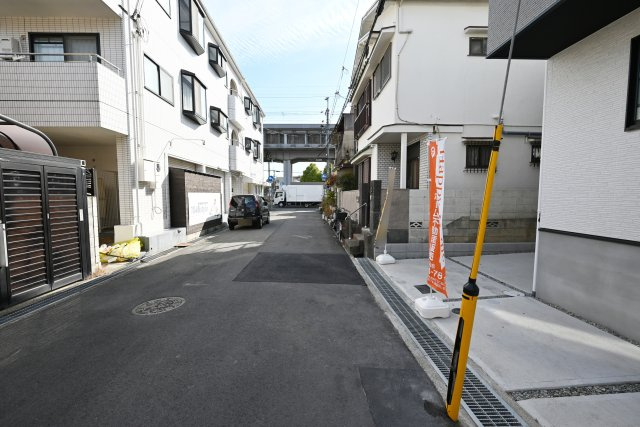 テラシエ西昆陽1丁目新築一戸建て│4LDK+駐車1台可の前面道路含む現地写真|前面道路幅員：5.8ｍ