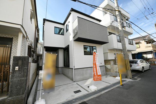 テラシエ西昆陽1丁目新築一戸建て│4LDK+駐車1台可の外観|駐車2台可能なカースペース有。普段の買い物に使うコンパクトカーを停めるのにちょうどいいですね。