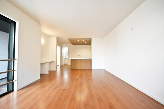 テラシエ西昆陽1丁目新築一戸建て│4LDK+駐車1台可の居間・リビング|リビングにはワークスペースも完備。お子様の宿題やリモートワークにも活用できる便利な空間です。