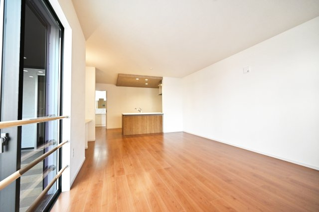 テラシエ西昆陽1丁目新築一戸建て│4LDK+駐車1台可の居間・リビング|リビング側からキッチンに向かって撮影した写真です。お料理している姿が見えるのはなんかうれしくなってきますね。