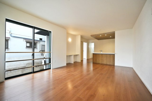 テラシエ西昆陽1丁目新築一戸建て│4LDK+駐車1台可の居間・リビング|南側に大きく開いた窓から明るい陽射しが差し込むリビング。家族の笑い声が聞こえてきそうな空間です。