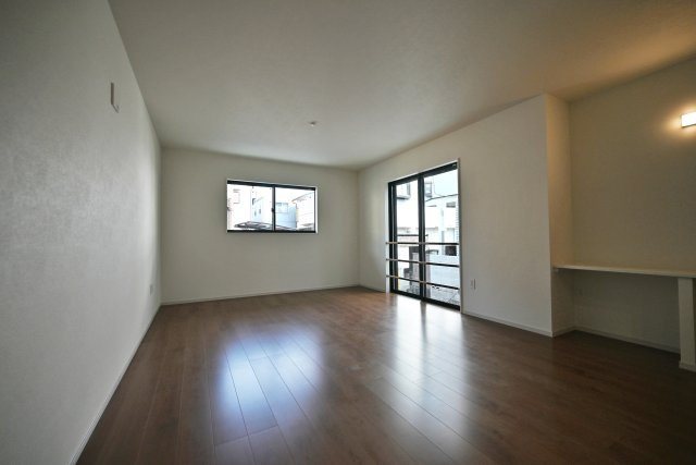 テラシエ西昆陽1丁目新築一戸建て│4LDK+駐車1台可の居間・リビング|キッチン側からリビングを撮影した写真です。お料理をしながらリビング全体を見渡せるので小さなお子様がいるご家庭でも安心です。