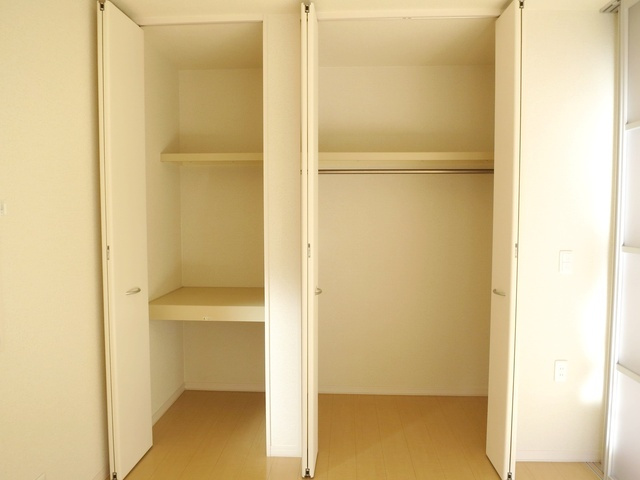 グランドゥールの収納|洋服も掛けられる収納です♪