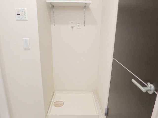 グランドゥールのその他|上部に棚が付いている洗濯機置き場です。