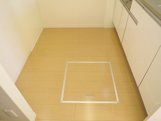 グランドゥールの居間・リビング|余裕があるキッチンスペースです。