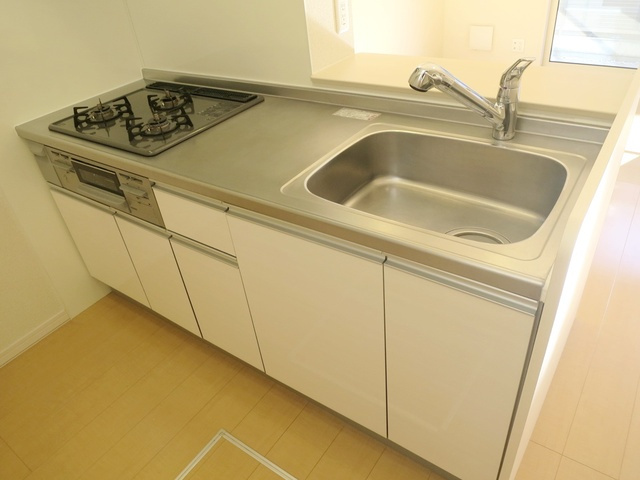 グランドゥールのキッチン|居室の様子を窺いながら料理が作れるキッチンです。