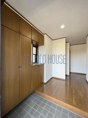 にっさい花みず木5丁目貸家の玄関