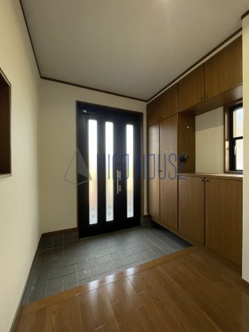 にっさい花みず木5丁目貸家の玄関