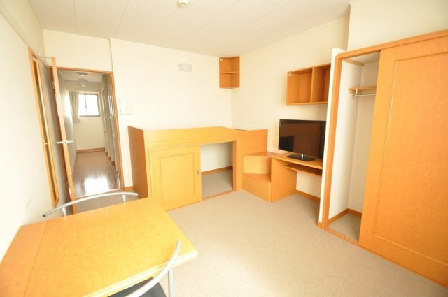 レオパレス５８５の居間・リビング