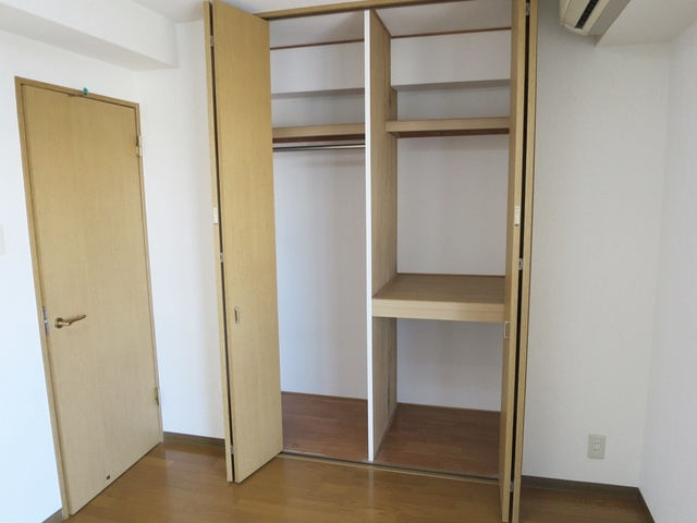 メイプル小岩の収納|もう一つの洋室にも収納スペースございます。