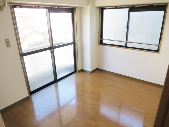 メイプル小岩の居間・リビング|角部屋★２面採光のお部屋です！