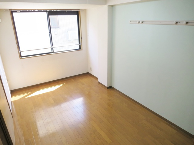 メイプル小岩の洋室|ダイニング横の洋室です！