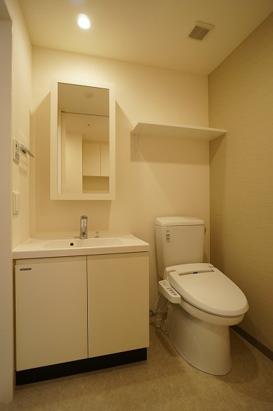 プライムメゾン森下の洗面所|洗面所・トイレ（上部棚有）