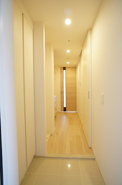 プライムメゾン森下の玄関|豪華仕様な玄関♪大理石調タイル張り