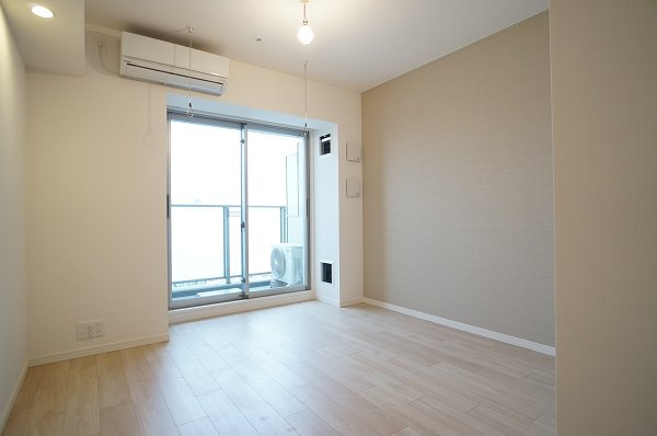 プライムメゾン森下の居間・リビング|アクセントクロス・ダウンライト