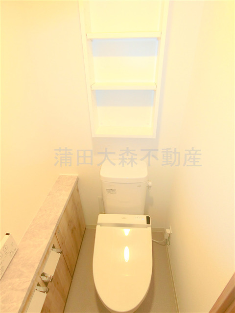 エルフォルテ羽田ライゼのトイレ|棚収納と温水洗浄便座付きのトイレ　