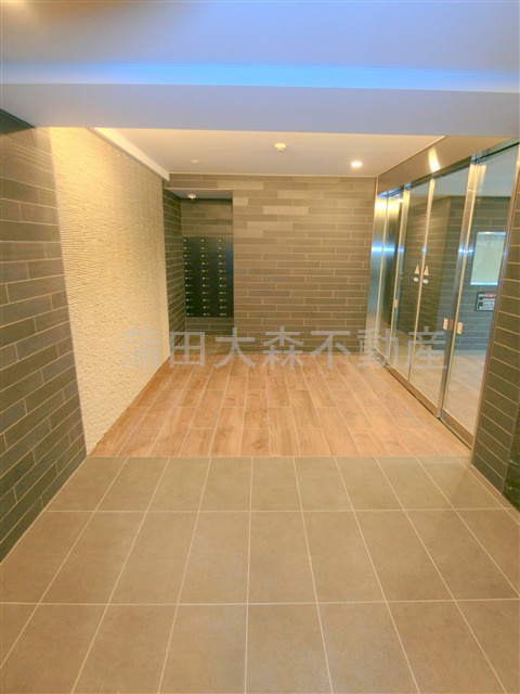 エルフォルテ羽田ライゼのエントランス|防犯カメラTVモニター付オートロック宅配BOXメールBOX管理人室