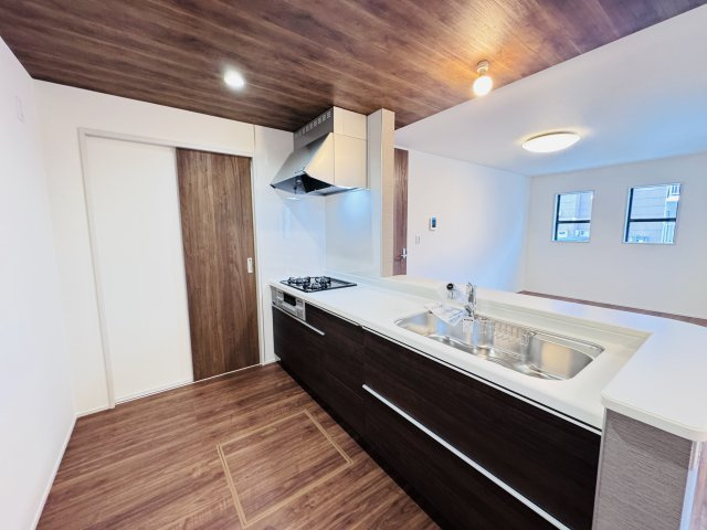 市川市日之出新築戸建のキッチン|広々システムキッチン・シンクの水栓には浄水器がついてます！