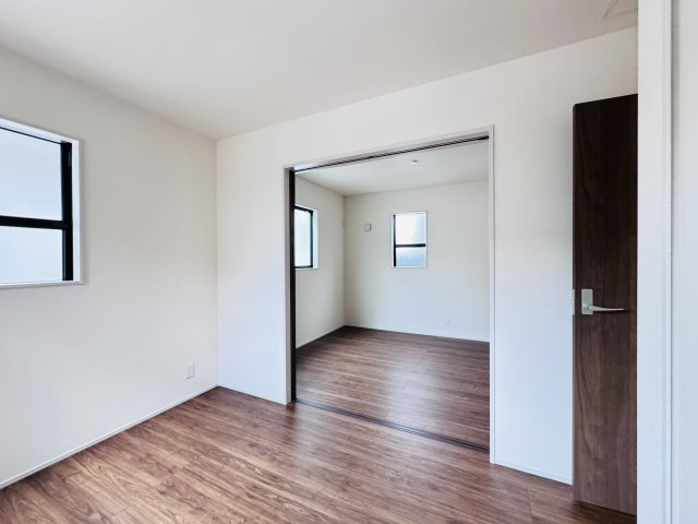 市川市日之出新築戸建の洋室|5.25帖+5.25帖洋室・引き戸にて連結可能