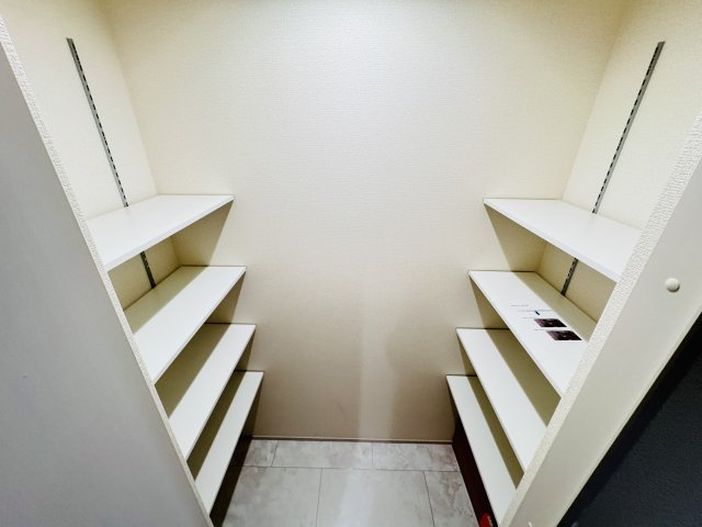 市川市日之出新築戸建の収納|玄関ホール・収納庫（可動棚）