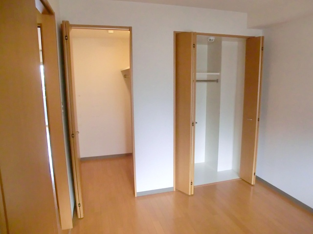 ヴェルドミール　カシマの洋室|洋室にあるウォークインクロゼットと収納です(^^♪