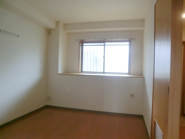 ヴェルドミール　カシマの洋室|出窓棚付きの洋室です(^^♪