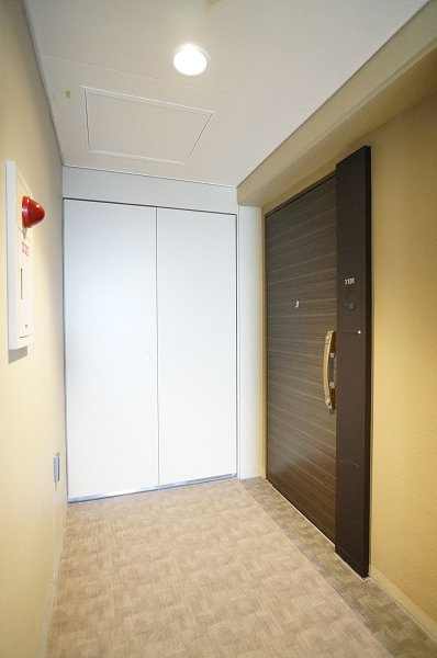 プライムメゾン森下の居間・リビング|玄関先の様子