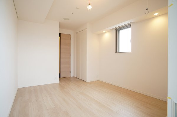 プライムメゾン森下の寝室|バルコニー側から洋室