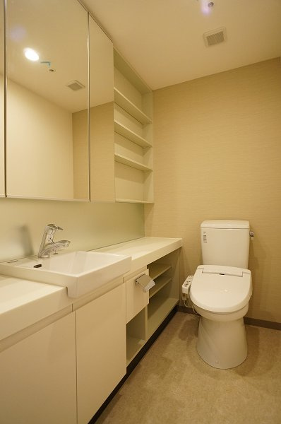 プライムメゾン森下のその他|大きな三面鏡・豊富な棚有ります♪