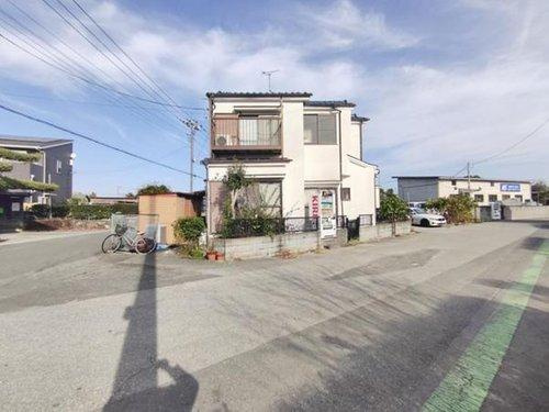越谷市大字恩間新田　中古戸建の外観|前面道路が広く、交通量も少ない！