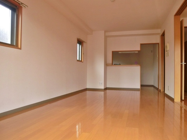 ヴェルドミール　カシマの居間・リビング|バルコニー側から見たリビングです♪