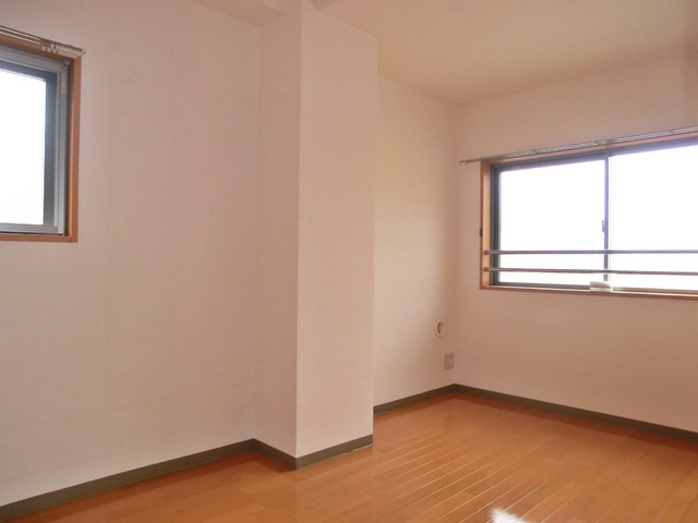 ヴェルドミール　カシマの洋室|二面採光の洋室です♪