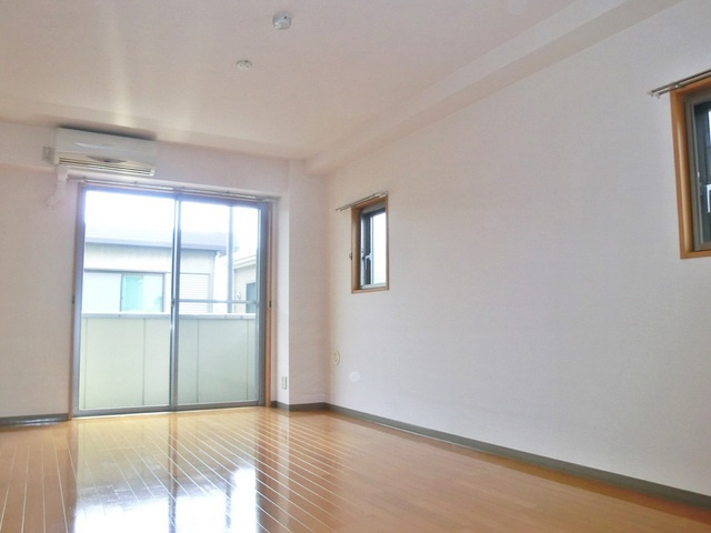 ヴェルドミール　カシマの居間・リビング|二面採光のリビングです♪