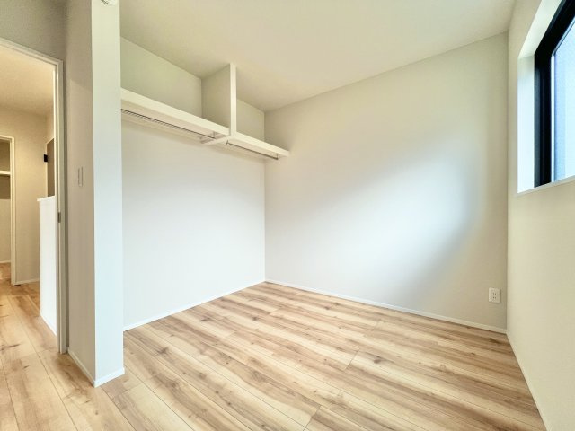 磐田市中泉の洋室|2階 5帖の洋室になります。コンパクトなお部屋で、お子様のお部屋にピッタリです♫