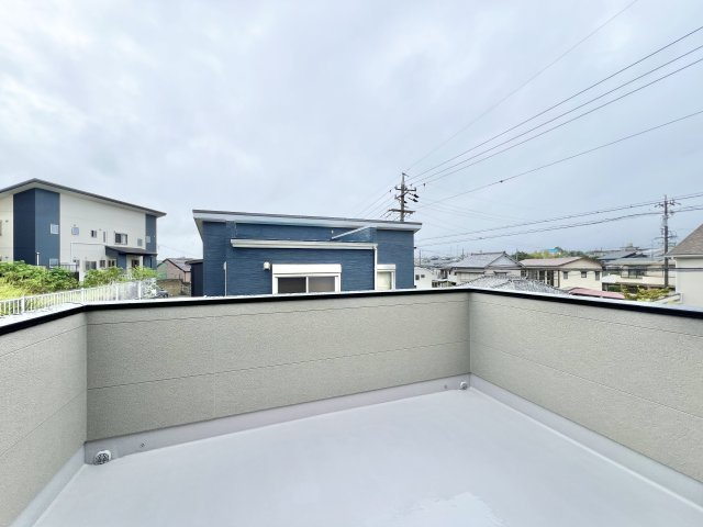 磐田市中泉のバルコニー|十分な広さが確保された、日当たりの良いバルコニーになります。