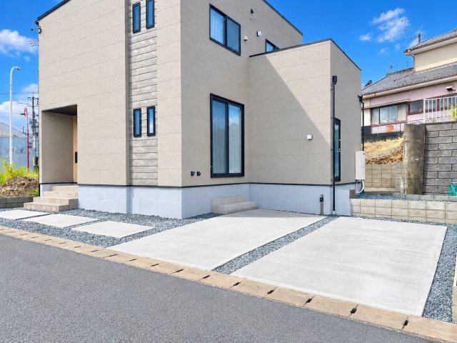 磐田市中泉の駐車場|駐車スペースは車種にもよりますが、2台駐車可能となっております。