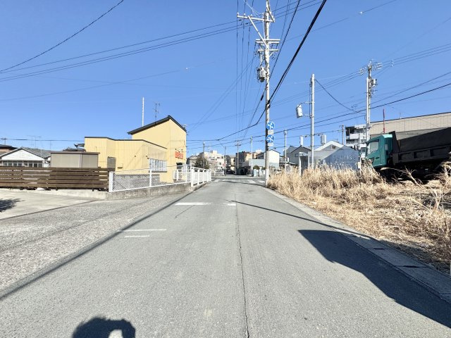 磐田市中泉の前面道路含む現地写真|前面道路を東側を向いて撮影しました。