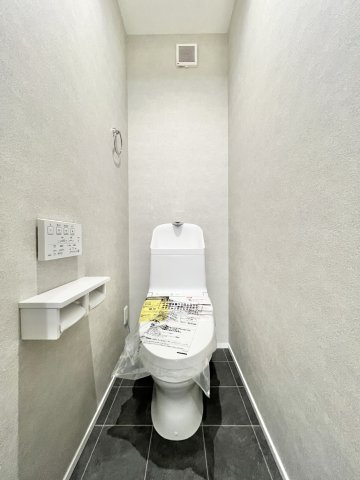 磐田市中泉のトイレ|トイレは各階に設置されており、忙しい朝の時間帯もスムーズに使用可能です。
