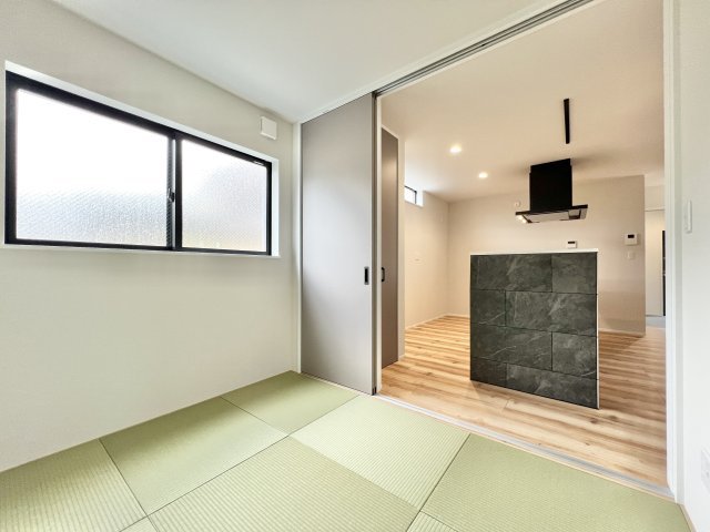 磐田市中泉の和室|1階 キッチン横にある3.7帖の和室になります。客間としても普段のくつろぎ空間でも落ち着ける場所となっております。