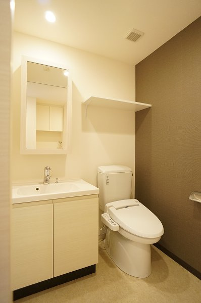 プライムメゾン森下のトイレ|洗面所・トイレ（上部棚有）