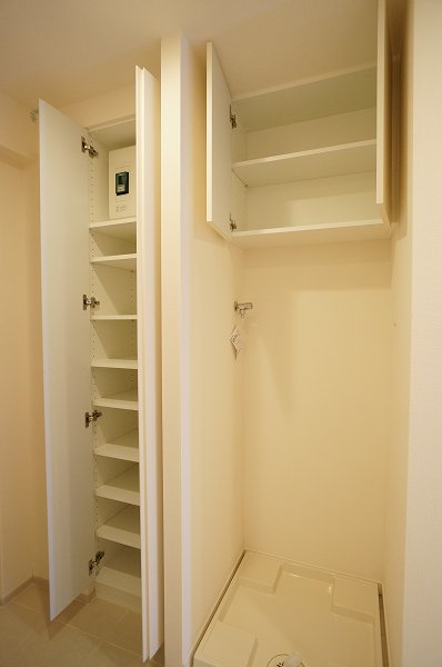 プライムメゾン森下の玄関|シューズBOX・洗濯機置き場（上部収納有り）