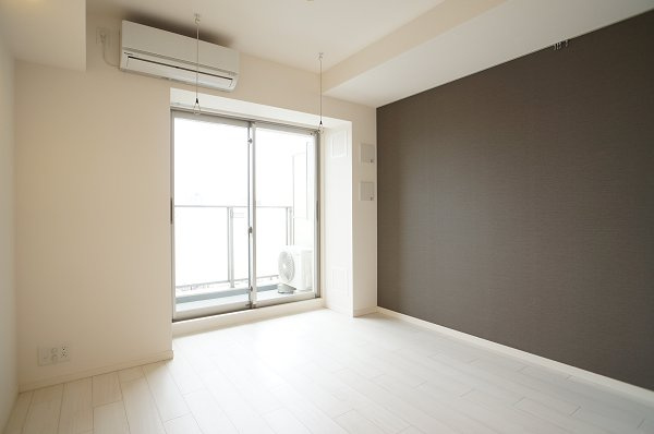 プライムメゾン森下の居間・リビング|アクセントクロスがポイント♪