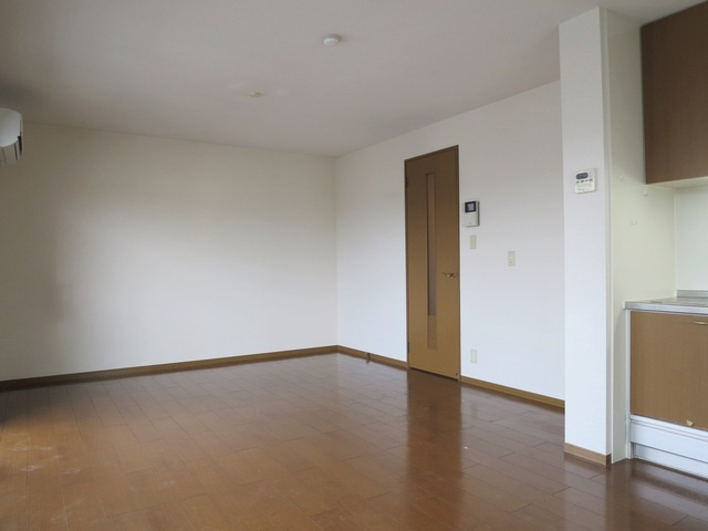 モア・コンフォートの居間・リビング|違うアングルから見たリビングです♪