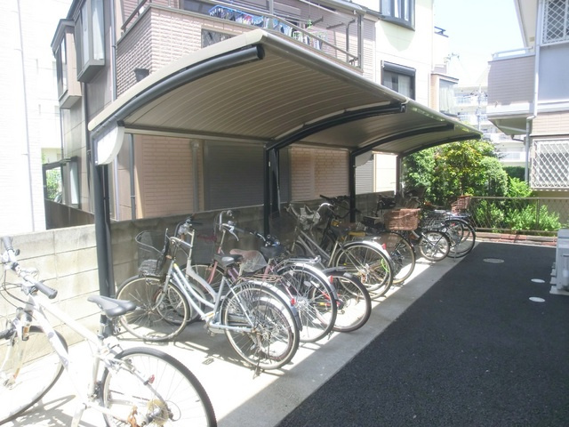 モア・コンフォートのその他共用部分|建物裏手にある屋根付き自転車置き場です。